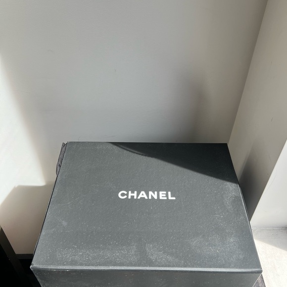 NEVER WORN CHANEL PEARL flap bag. VERY RARE - Picture 9 of 10